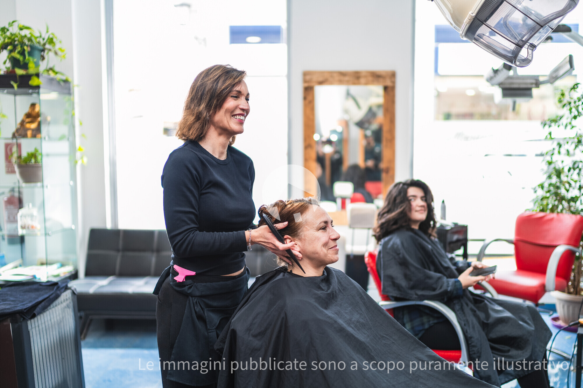 hair-stylist-working-with-client-at-salon-2026-01-09-00-57-38-utc