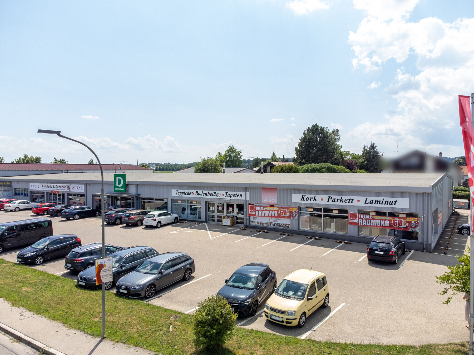 gesamte Gewerbefläche mit Parkplätzen