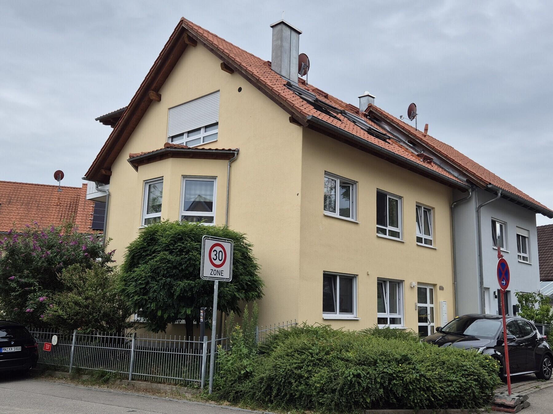Außenansicht mit Garten1000017933.jpg