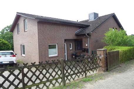 Straßenseite mit Anbau