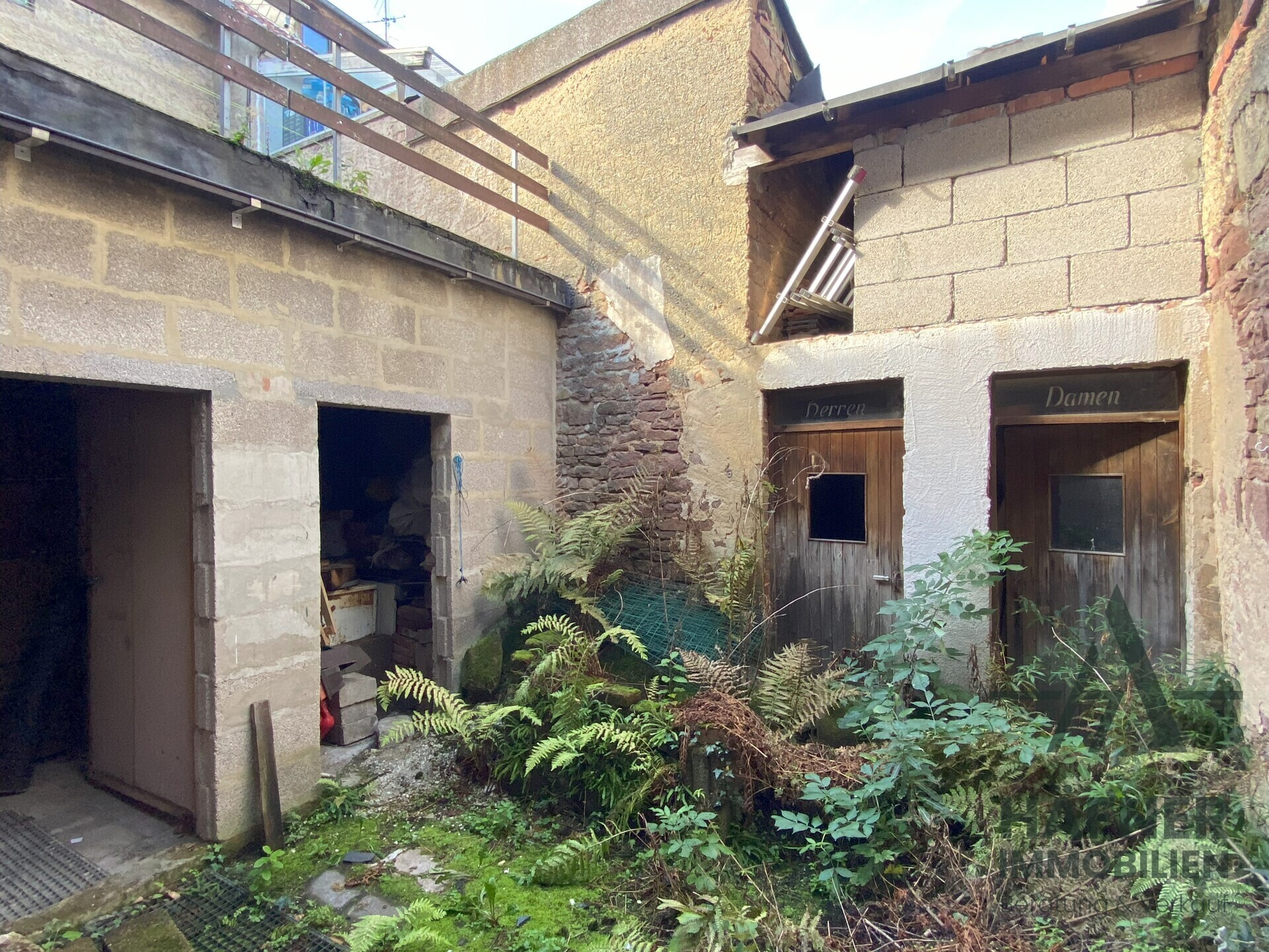 Innenhof mit Nebengebäuden