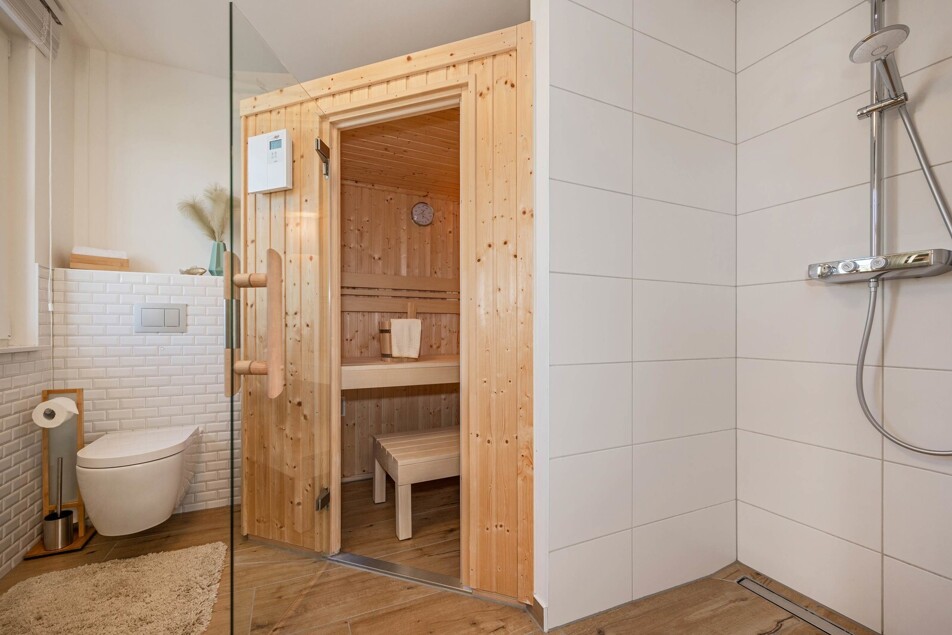 ... mit Sauna und barrierefreier Dusche