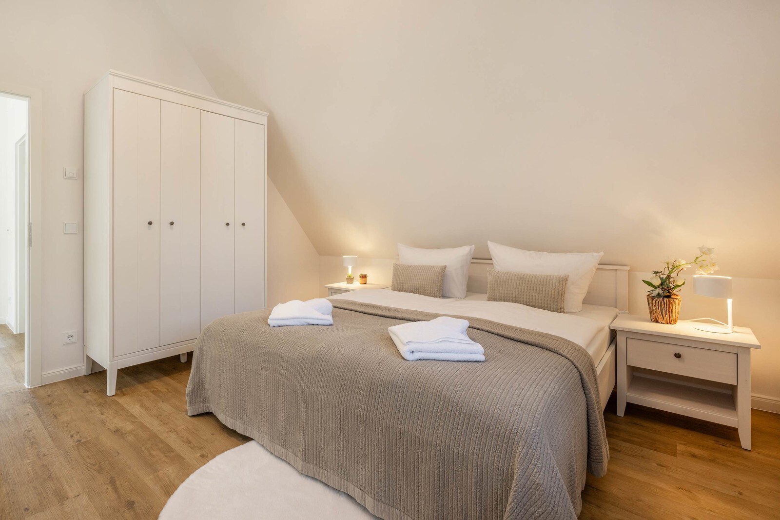 ... mit Doppelbett und großem Kleiderschrank