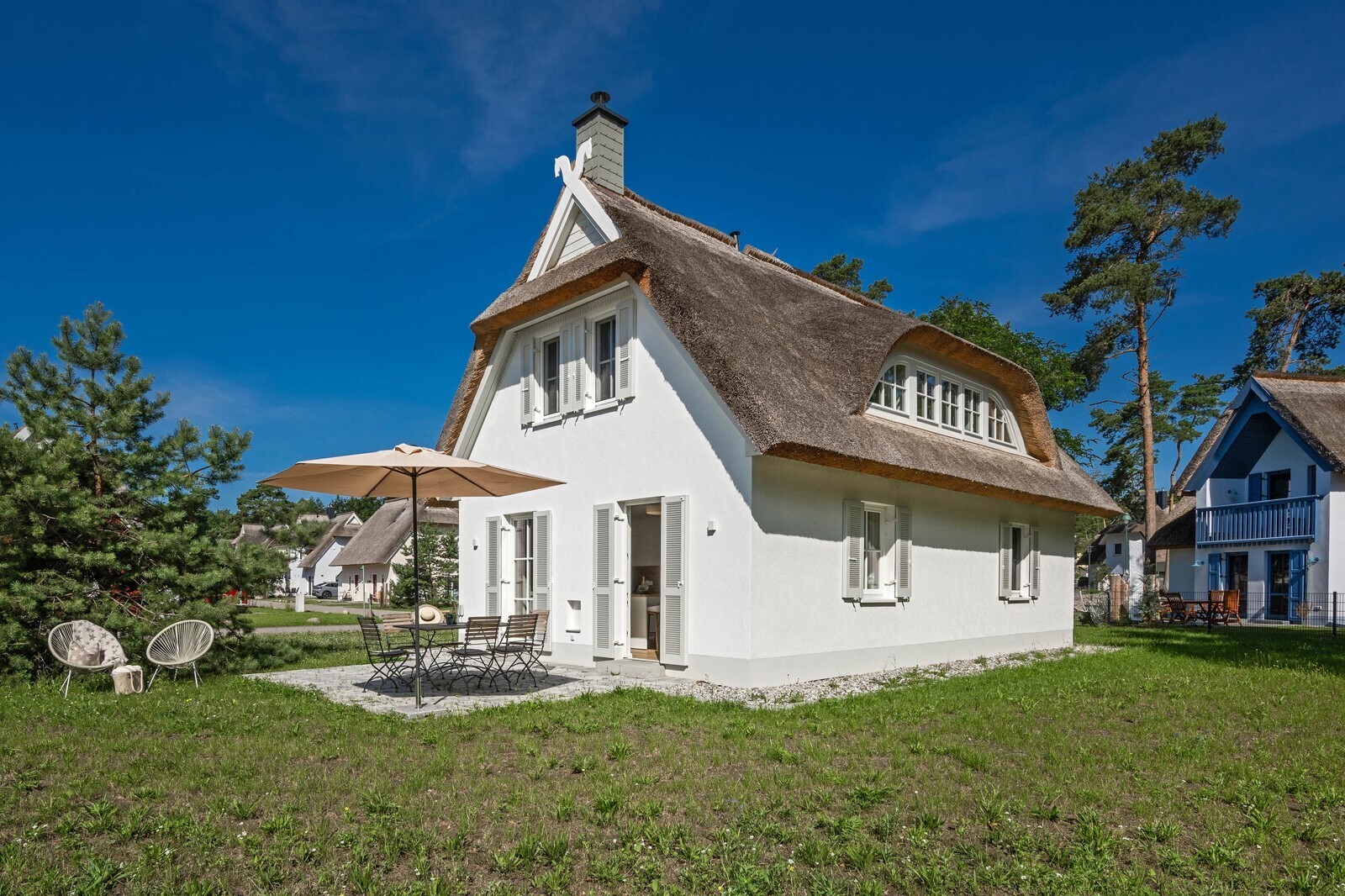 Ferienhaus mit stilechtem Reetdach, Bogengaube ...