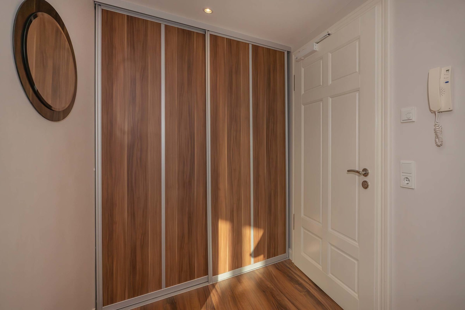 der große Einbauschrank im Eingangsbereich bietet viel Stauraum ...