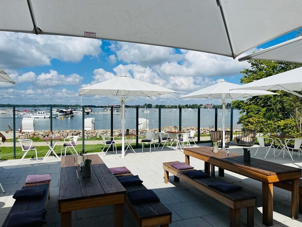 Terrasse mit Bänken
