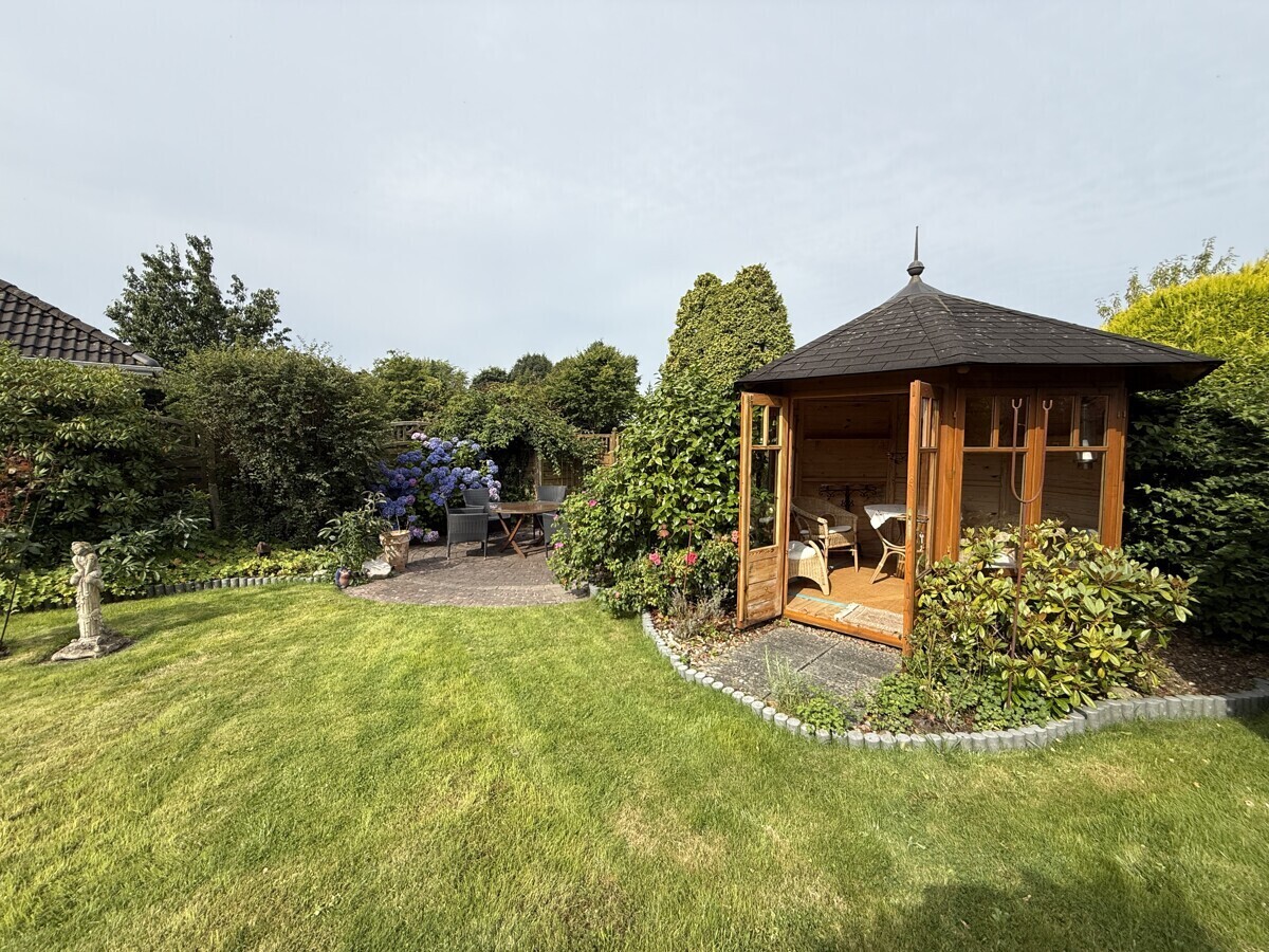 Gartenpavillion Garten im Sommer