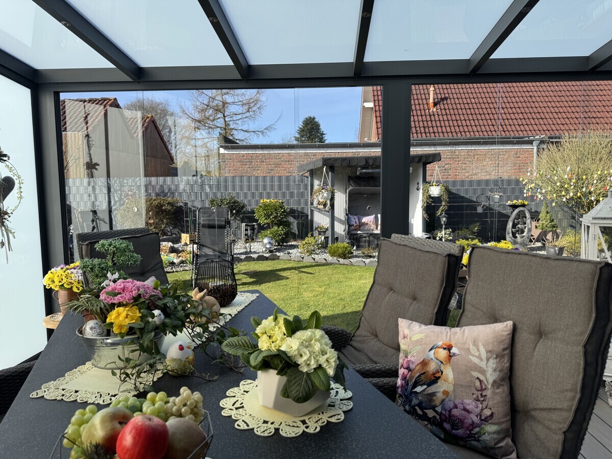 Esstisch im Wintergarten