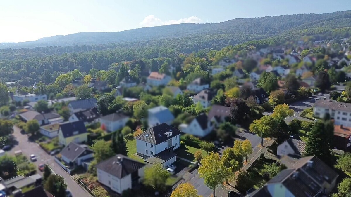 Wohnhaus im Wohngebiet und Herkules