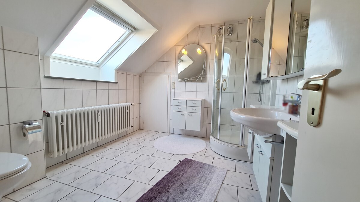 Modernes Tageslichtdusch- & Wannenbad (DG)