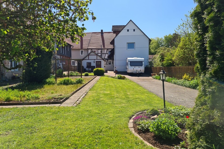 Garten mit Blick zum Wohnhaus