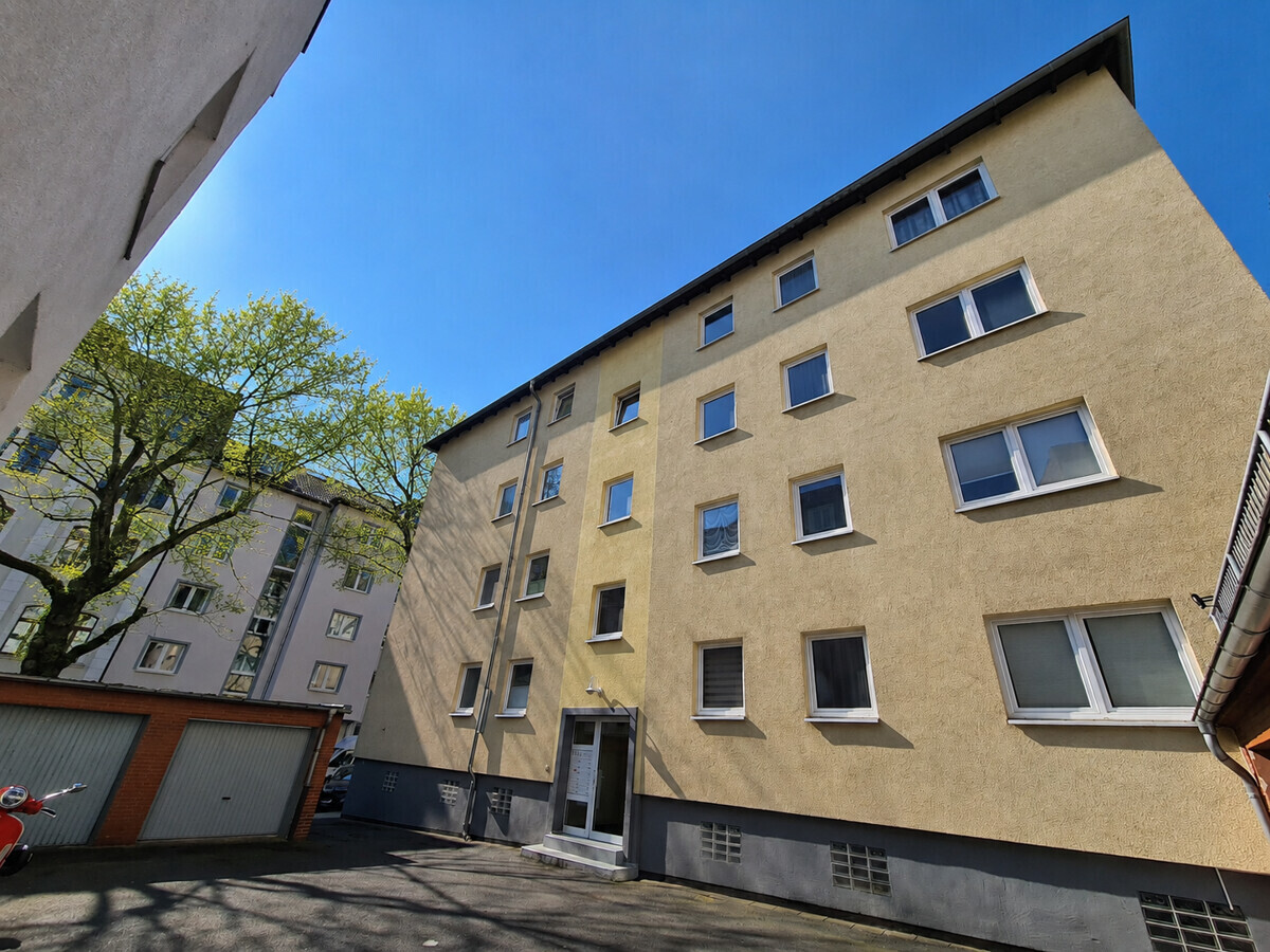 Hausansicht / Eingangsseite mit Garagen