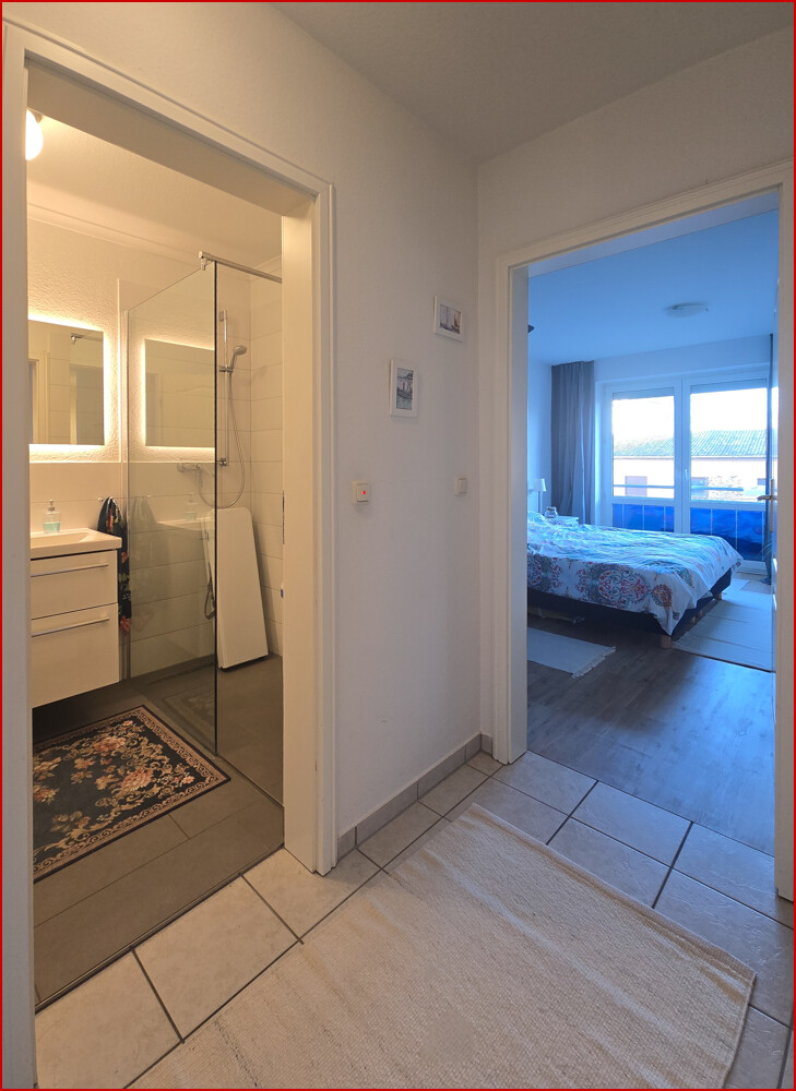 Flur, Duschbad und Schlafzimmer