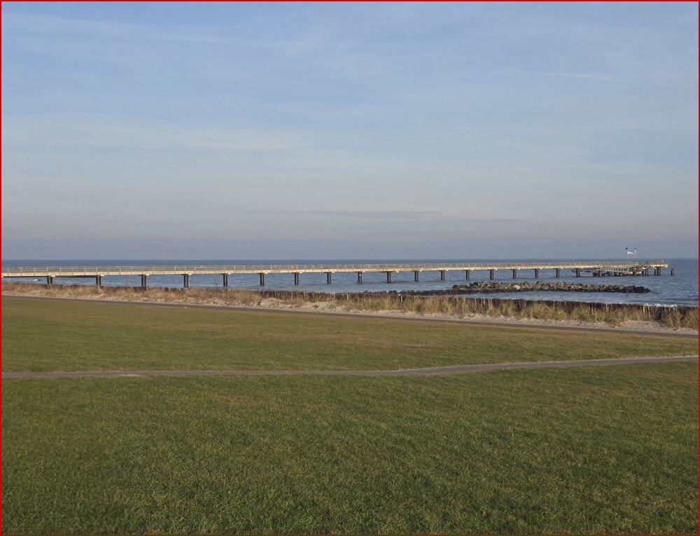 Deich mit Seebrücke