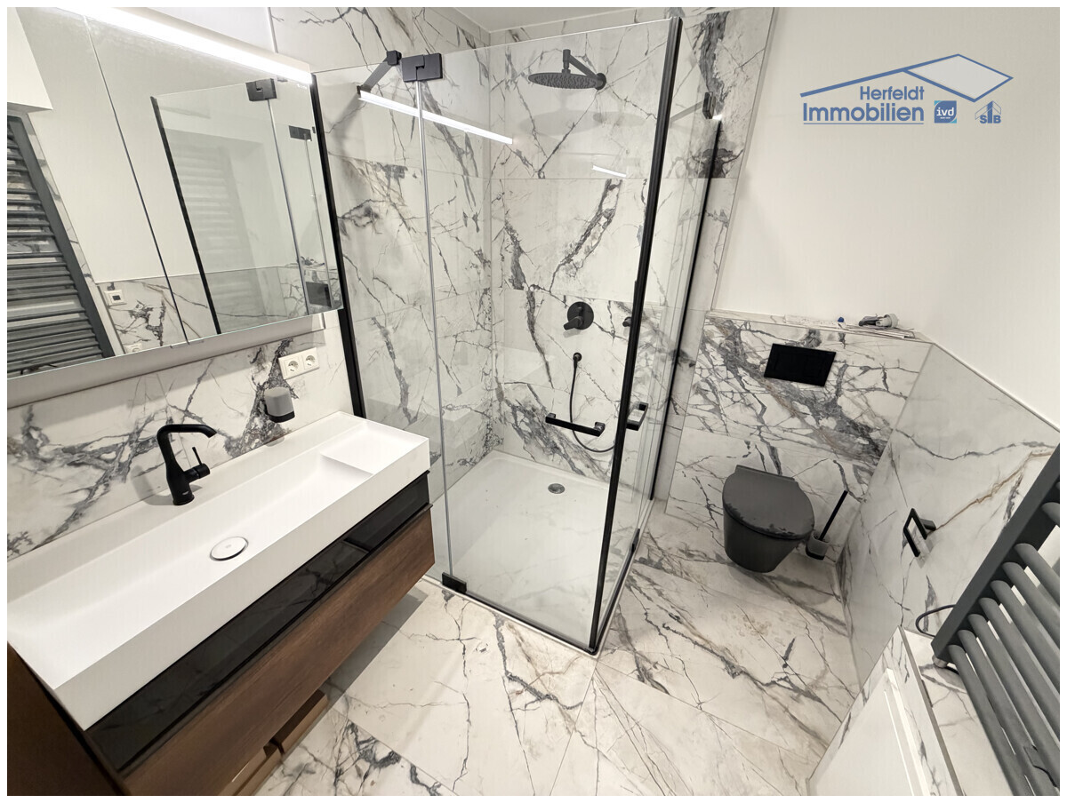 Sehr stilvolles, modernes Badezimmer