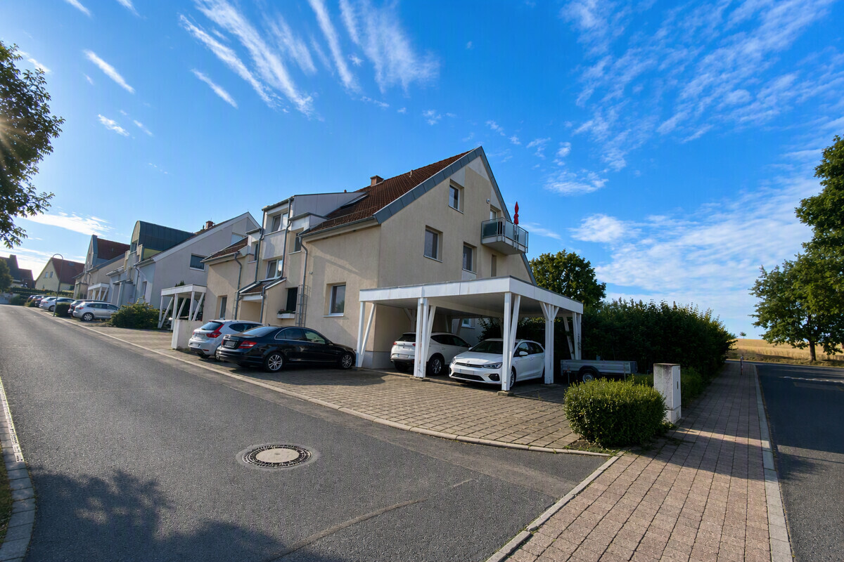 Außenansicht  mit Carport und Außenstellplatz