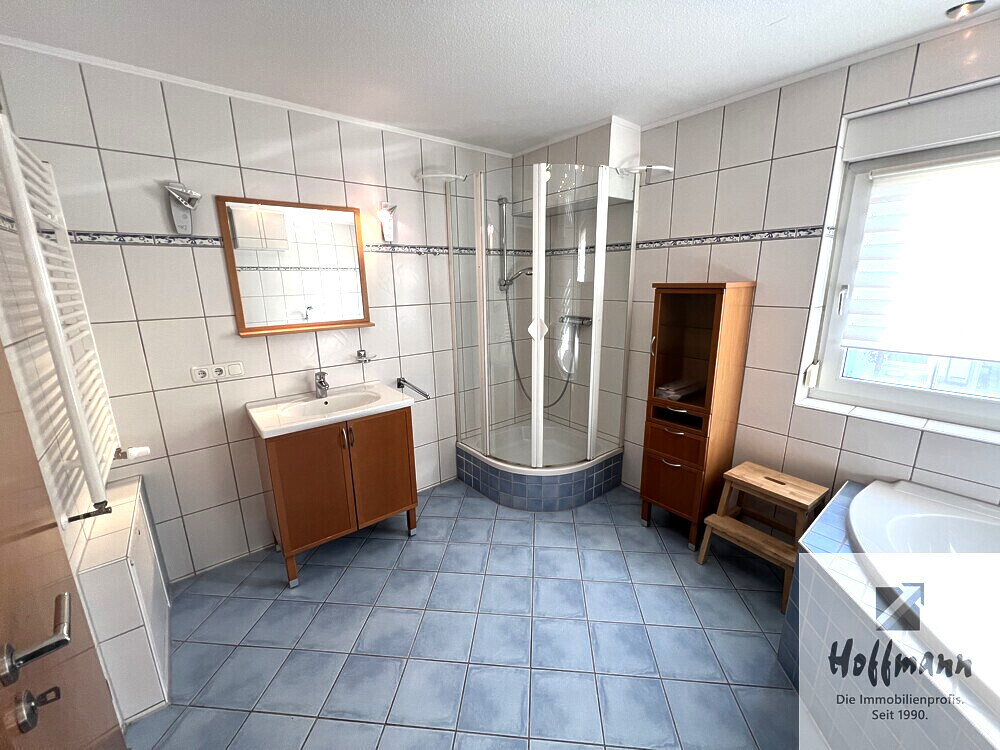 Bad mit 2x Waschtisch, Wanne und Dusche