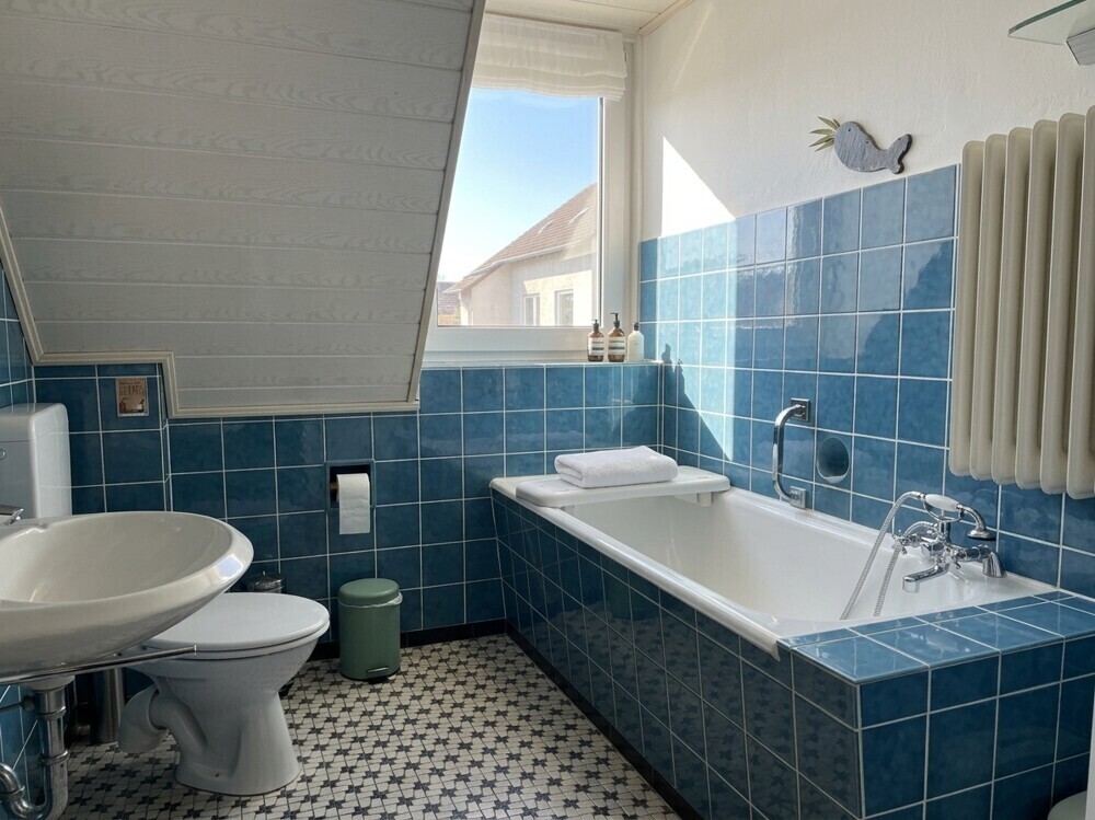  Badezimmer im Obergeschoss - Mit KI bearbeitet