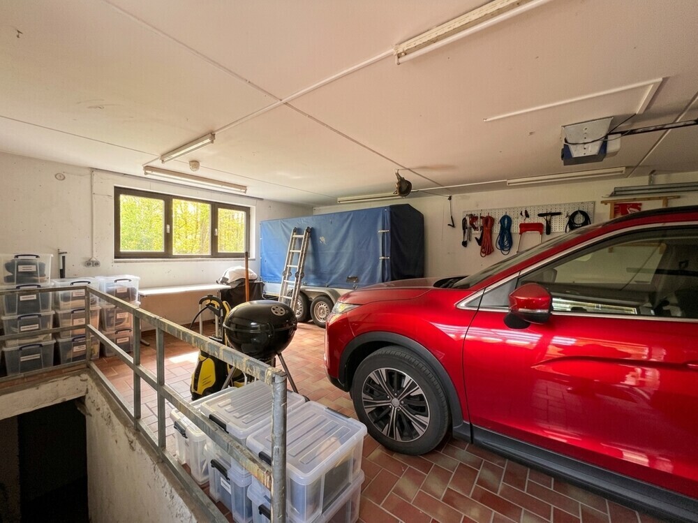 Garage - Mit KI bearbeitet