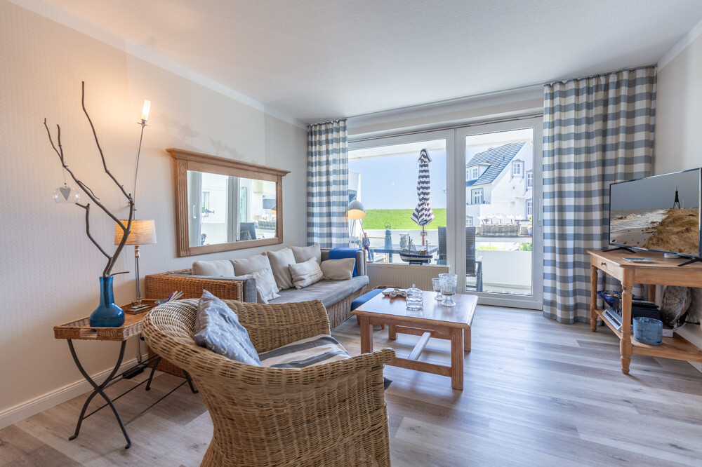 Wohnzimmer mit Sessel und Sofa