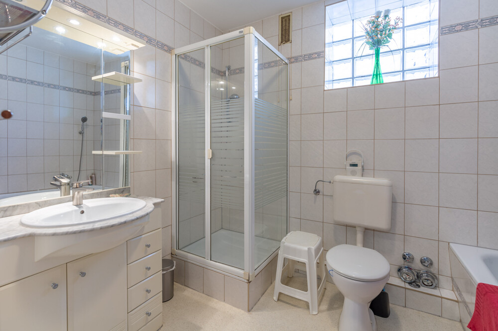 Bad mit Dusche, WC und Badewanne