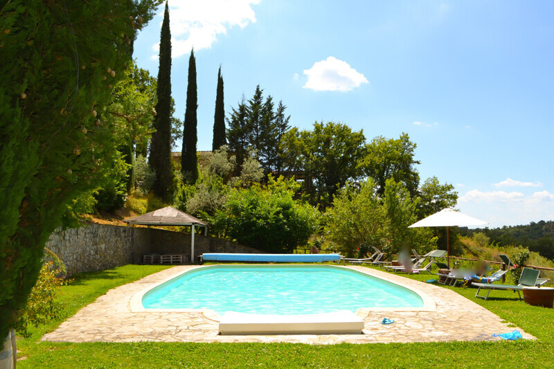 RIF 2830 Pool mit Blick auf Gebäude