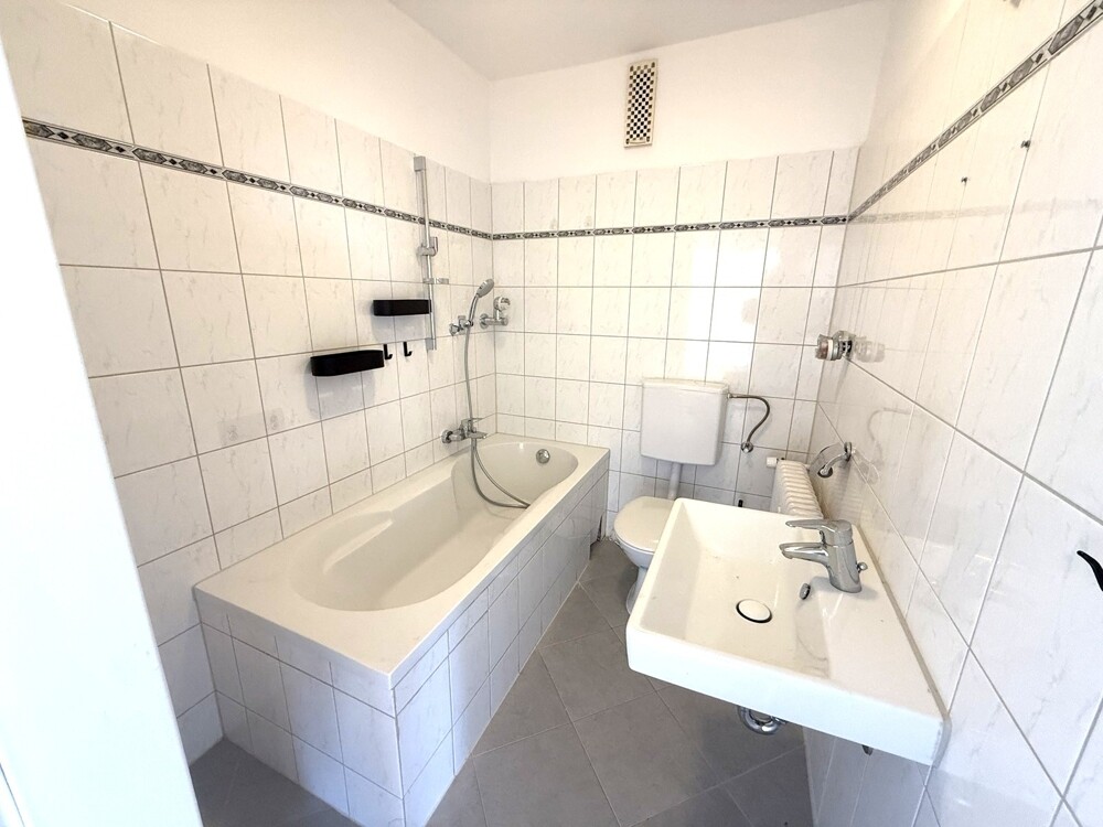 Bad 1 mit Badewanne und WC