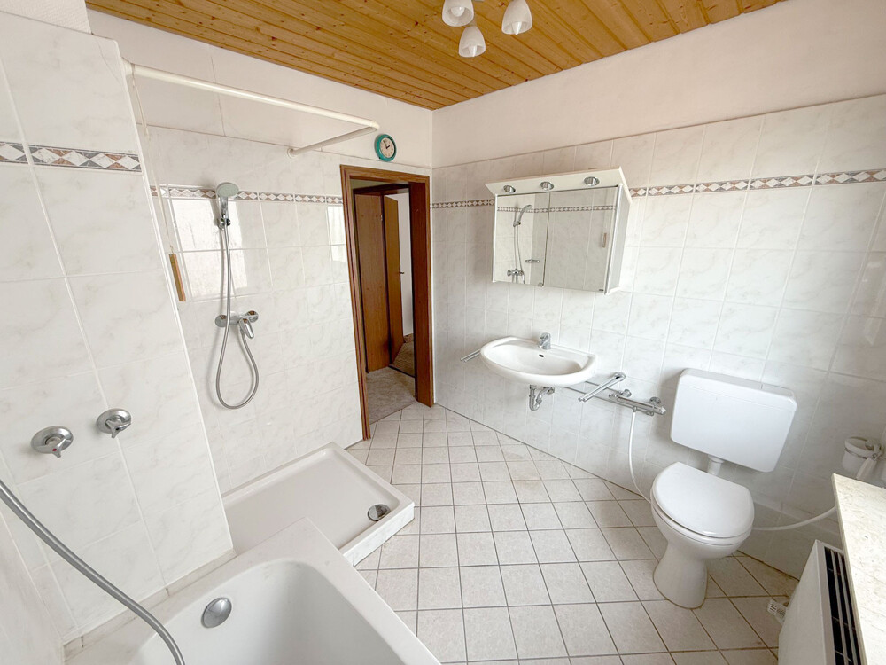 Tageslichtbad mit Wanne und Dusche