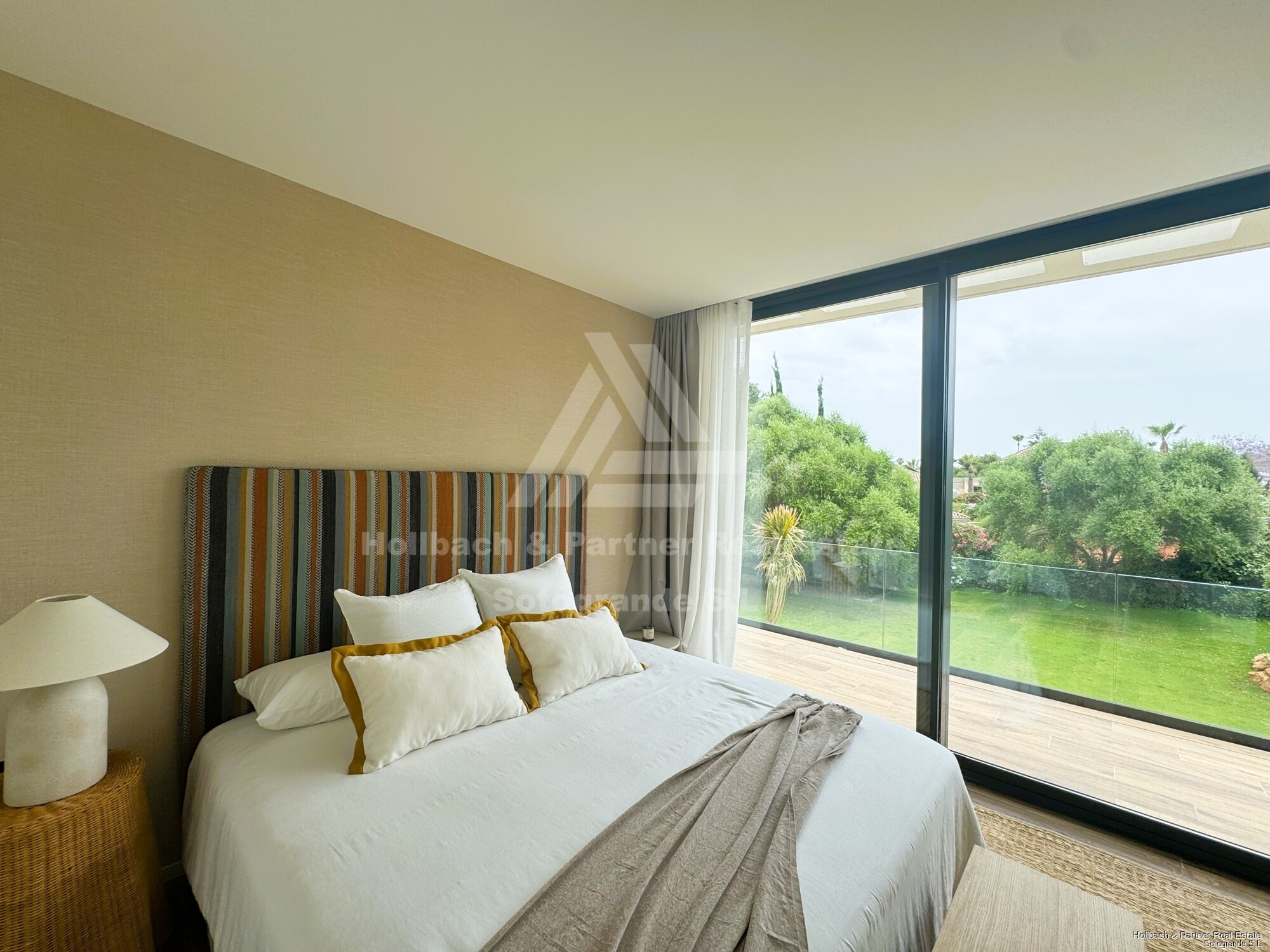 c7ef77c4-d8d8-4571-825c-0ebcd235062f