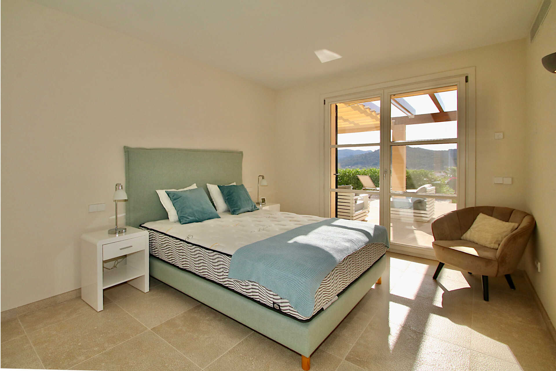 NEW CONSTRUCTION (FINISHED): Modern country house with swimming pool