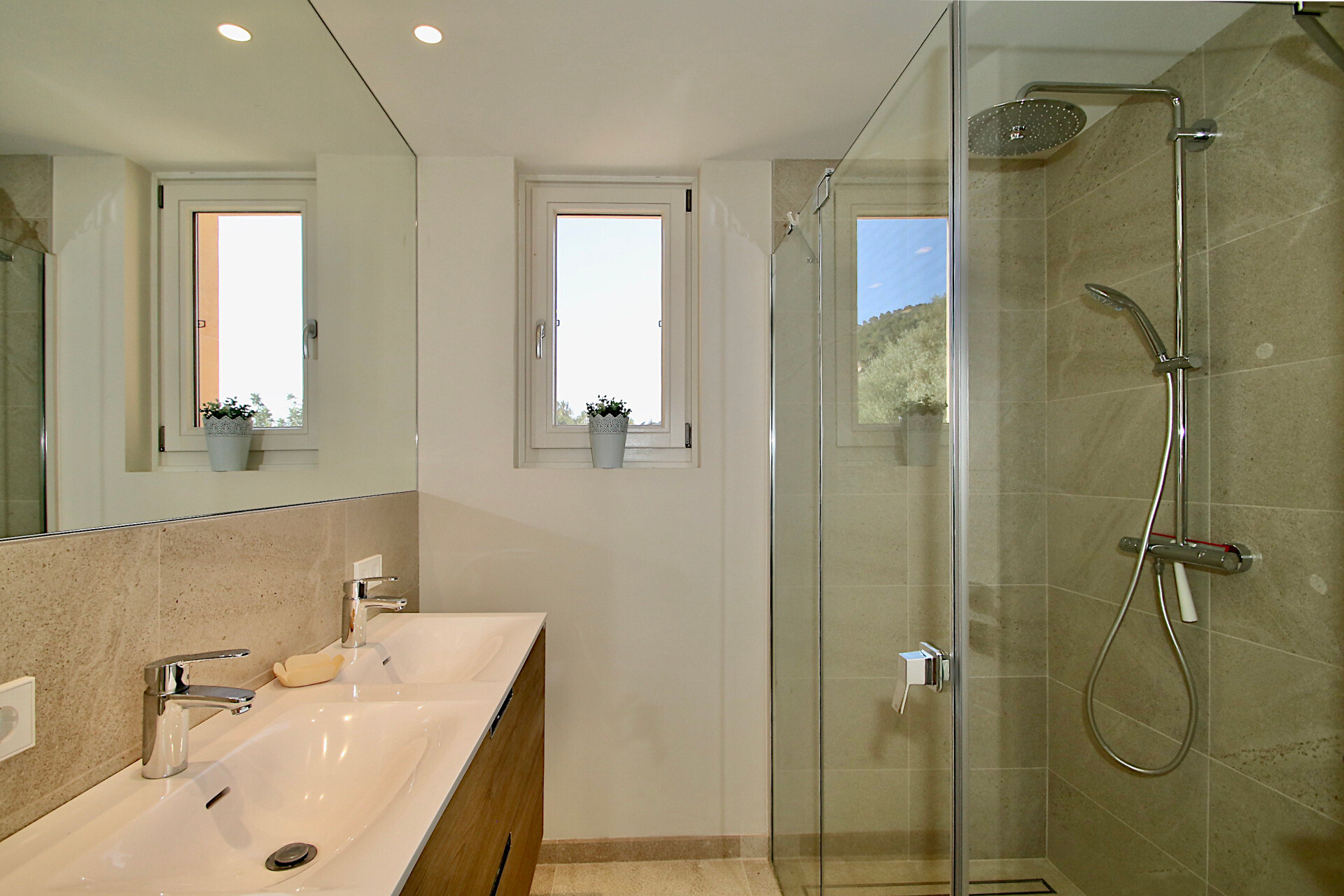 NEW CONSTRUCTION (FINISHED): Modern country house with swimming pool
