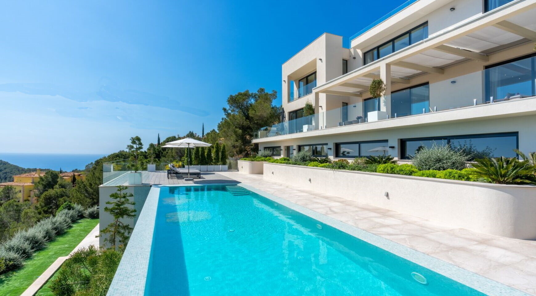 NEW CONSTRUCTION (FINISHED): Luxury villa in absolute top location