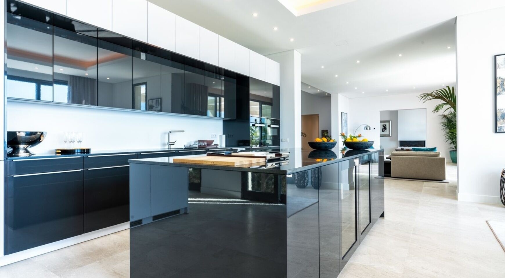 NEW CONSTRUCTION (FINISHED): Luxury villa in absolute top location