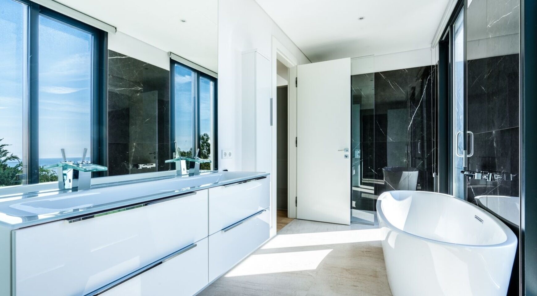 NEW CONSTRUCTION (FINISHED): Luxury villa in absolute top location