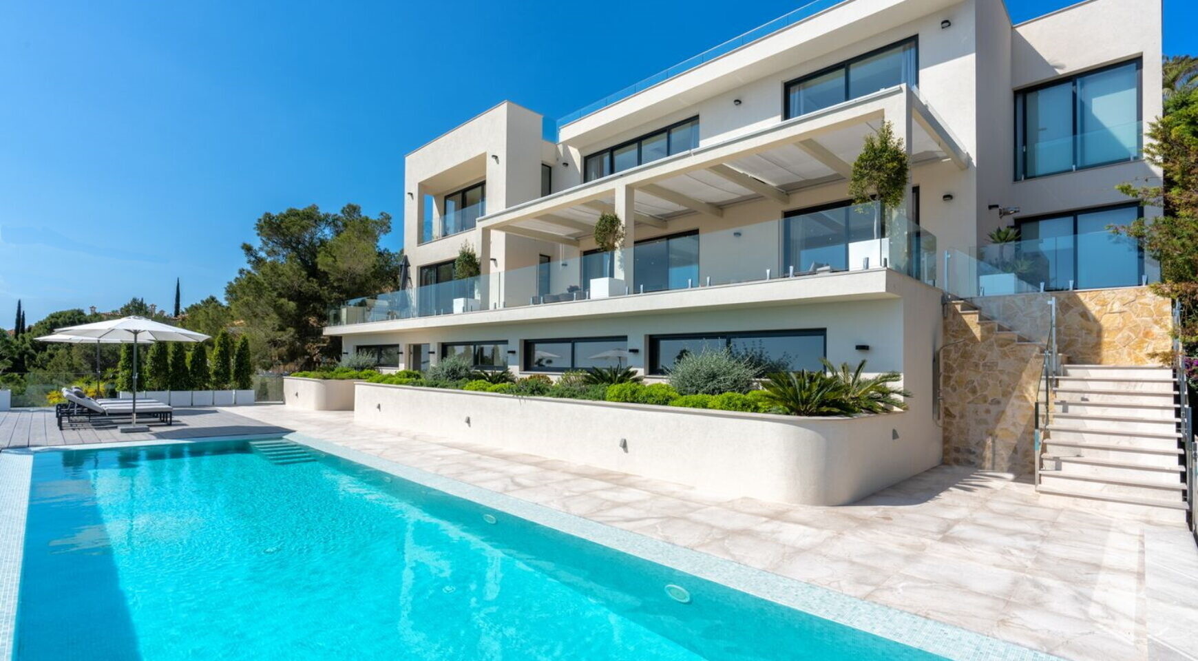 NEW CONSTRUCTION (FINISHED): Luxury villa in absolute top location