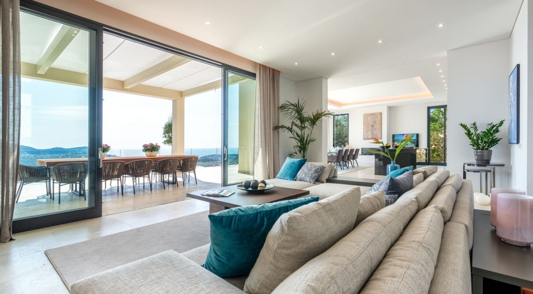 NEW CONSTRUCTION (FINISHED): Luxury villa in absolute top location