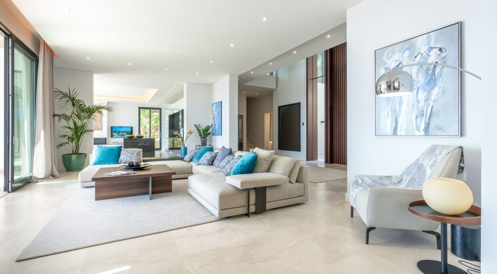 NEW CONSTRUCTION (FINISHED): Luxury villa in absolute top location