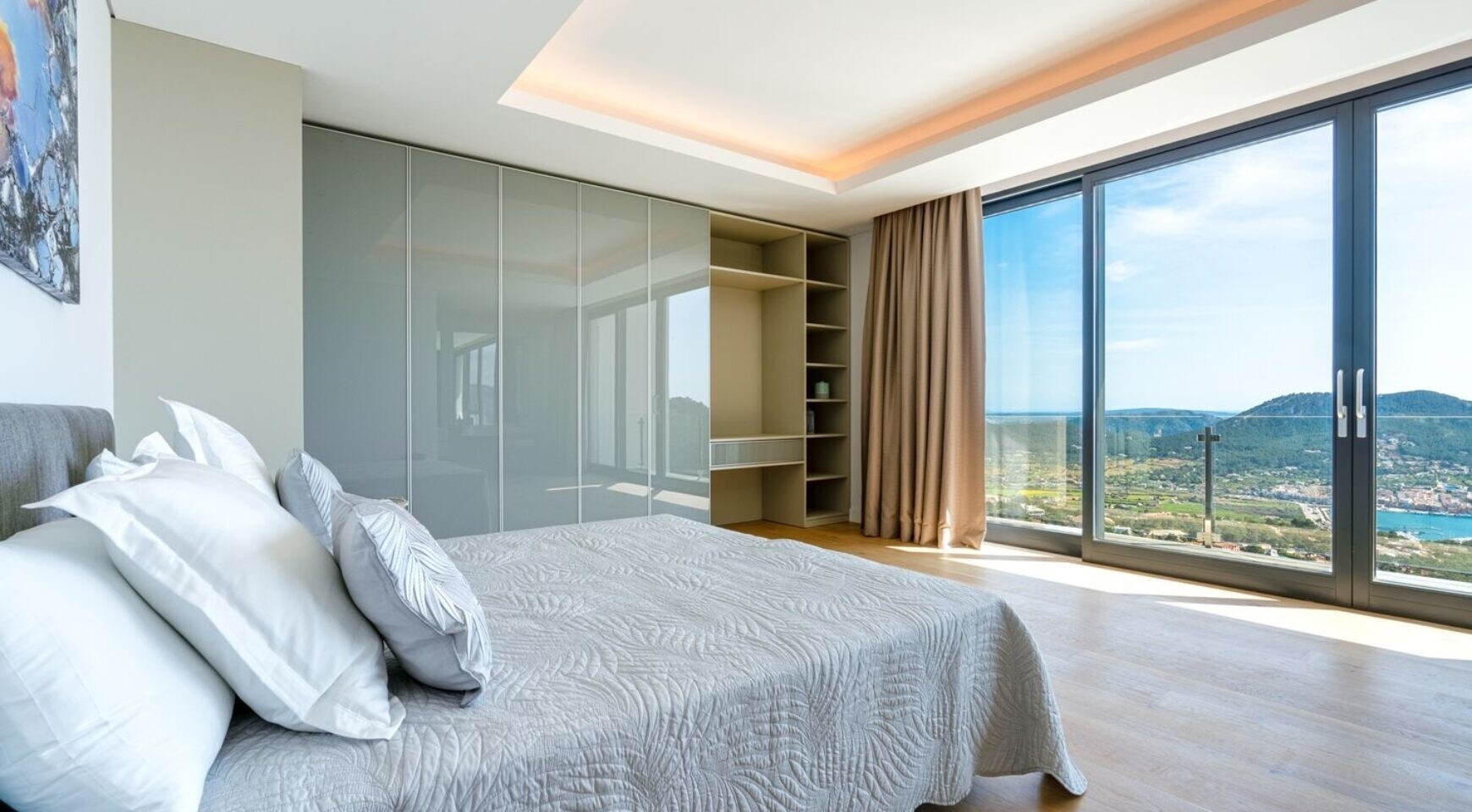 NEW CONSTRUCTION (FINISHED): Luxury villa in absolute top location