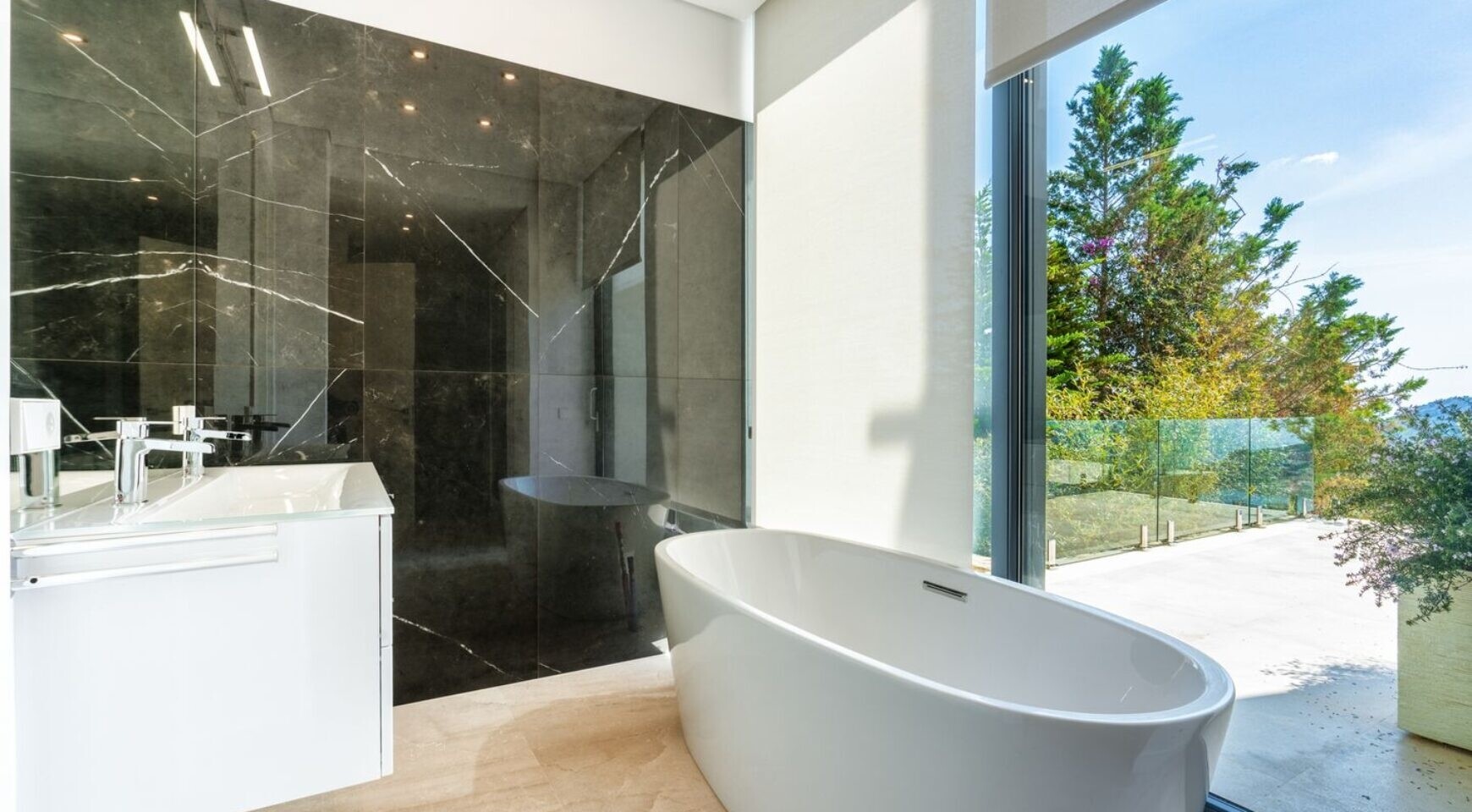 NEW CONSTRUCTION (FINISHED): Luxury villa in absolute top location