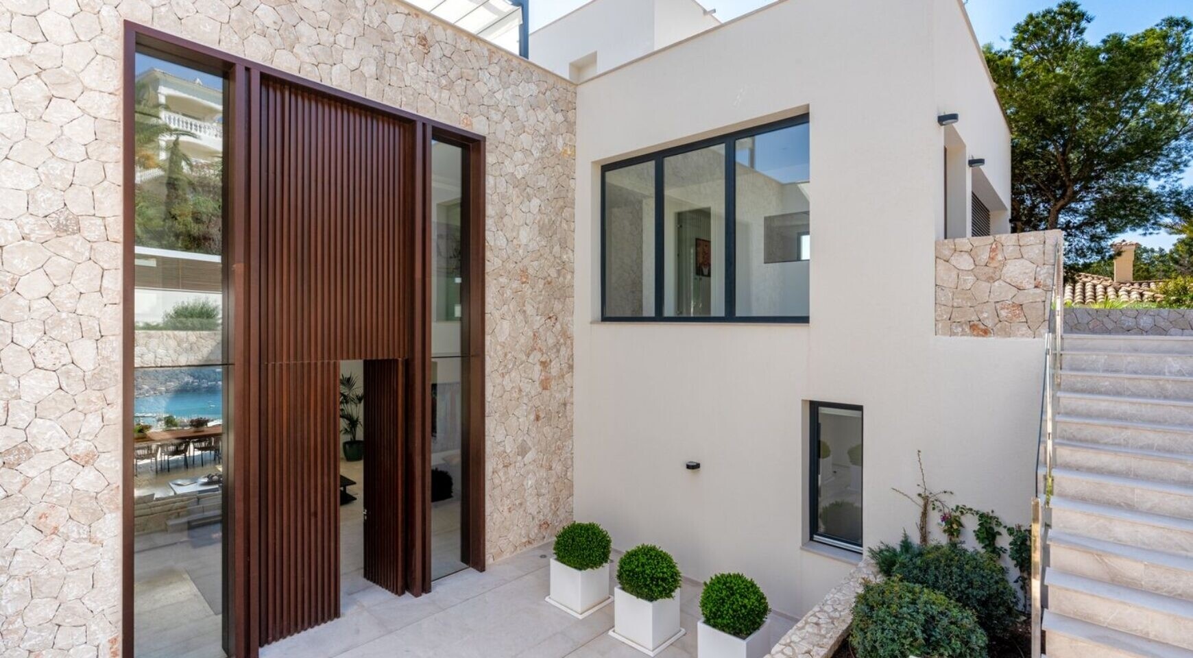 NEW CONSTRUCTION (FINISHED): Luxury villa in absolute top location