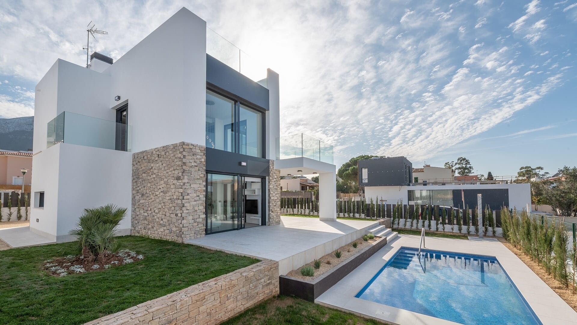 NEUBAU (FERTIGGESTELLT): Große Villa mit Pool und Meerblick