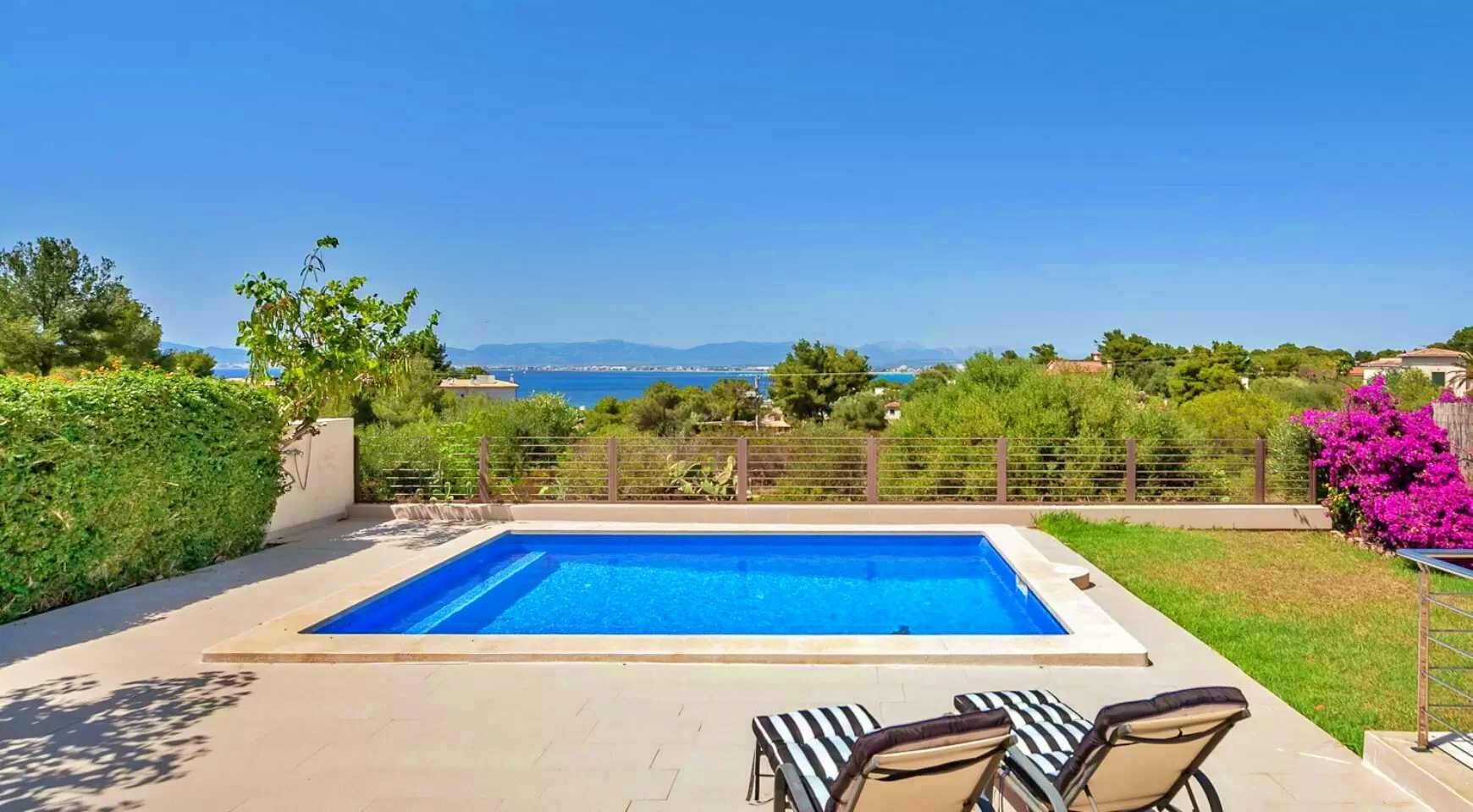 Casa adosada con vistas al mar y piscina en zona tranquila