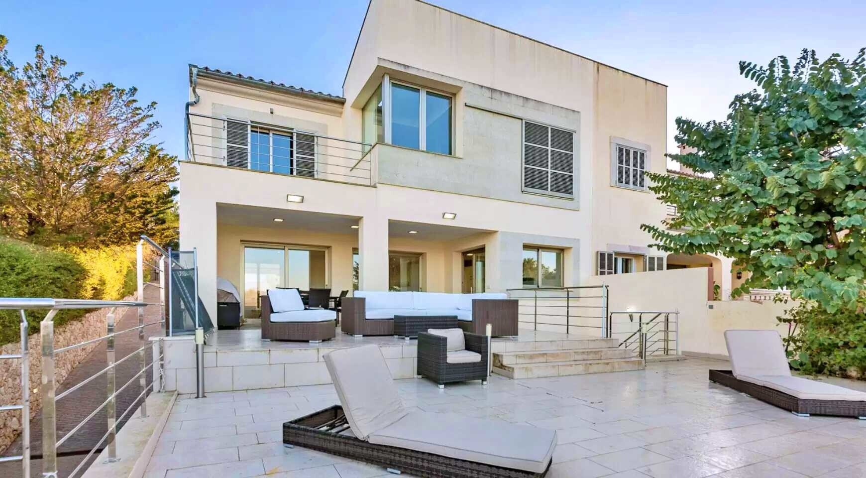 Casa adosada con vistas al mar y piscina en zona tranquila