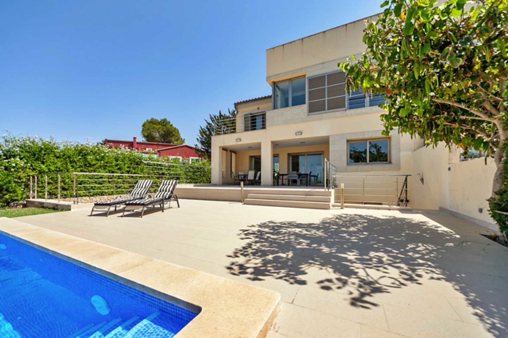 Casa adosada con vistas al mar y piscina en zona tranquila