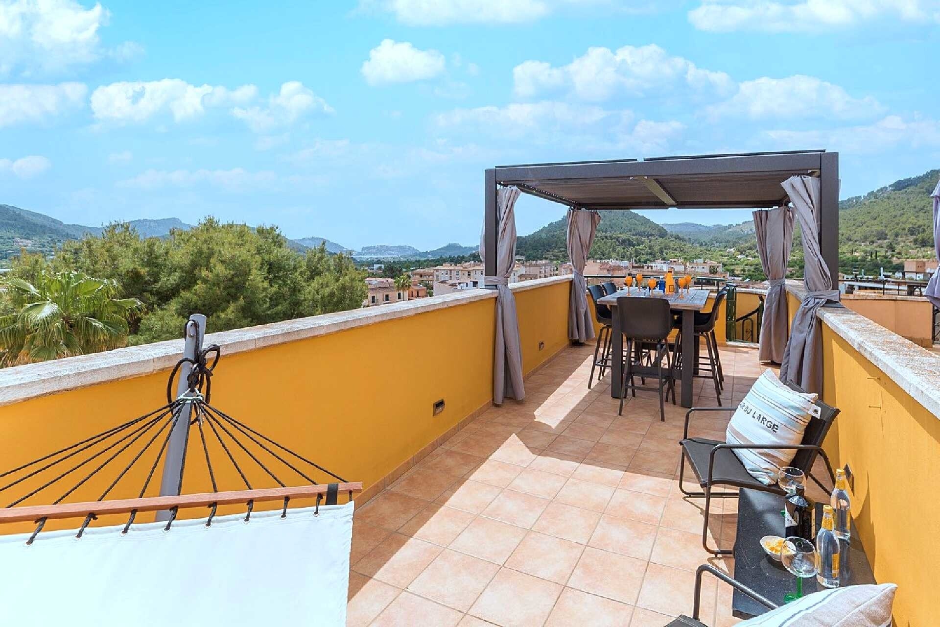 Penthouse with roof terrace and harbor view