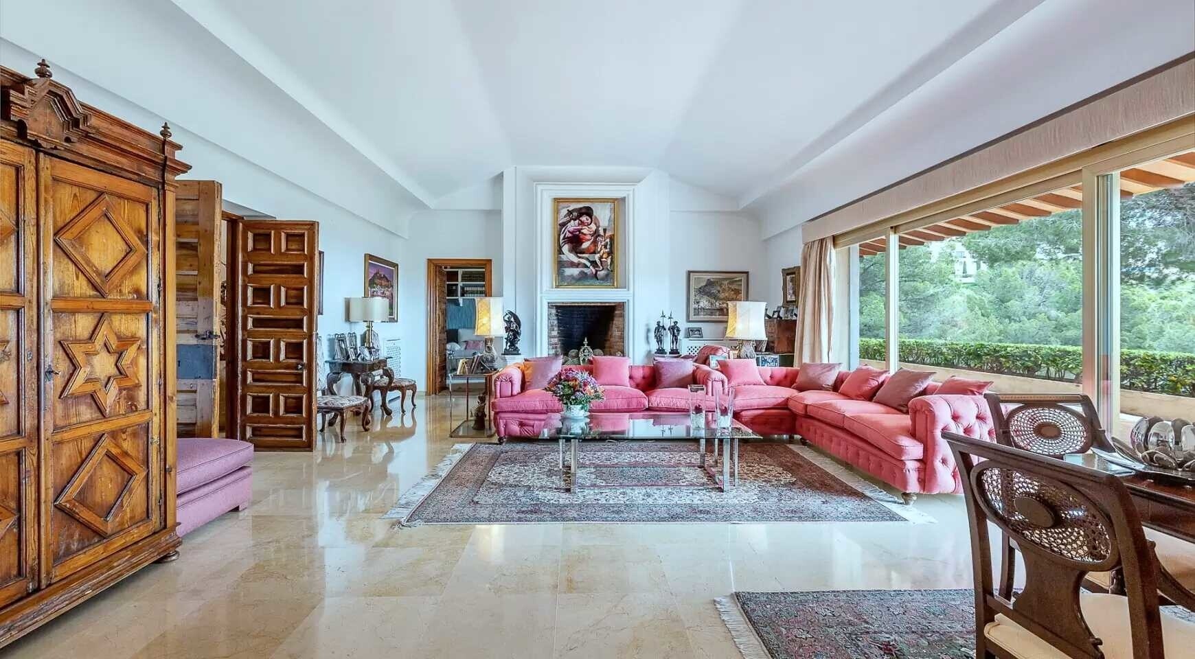 Klassische Villa mit großem Grundstück, Pool und Tennisplatz.