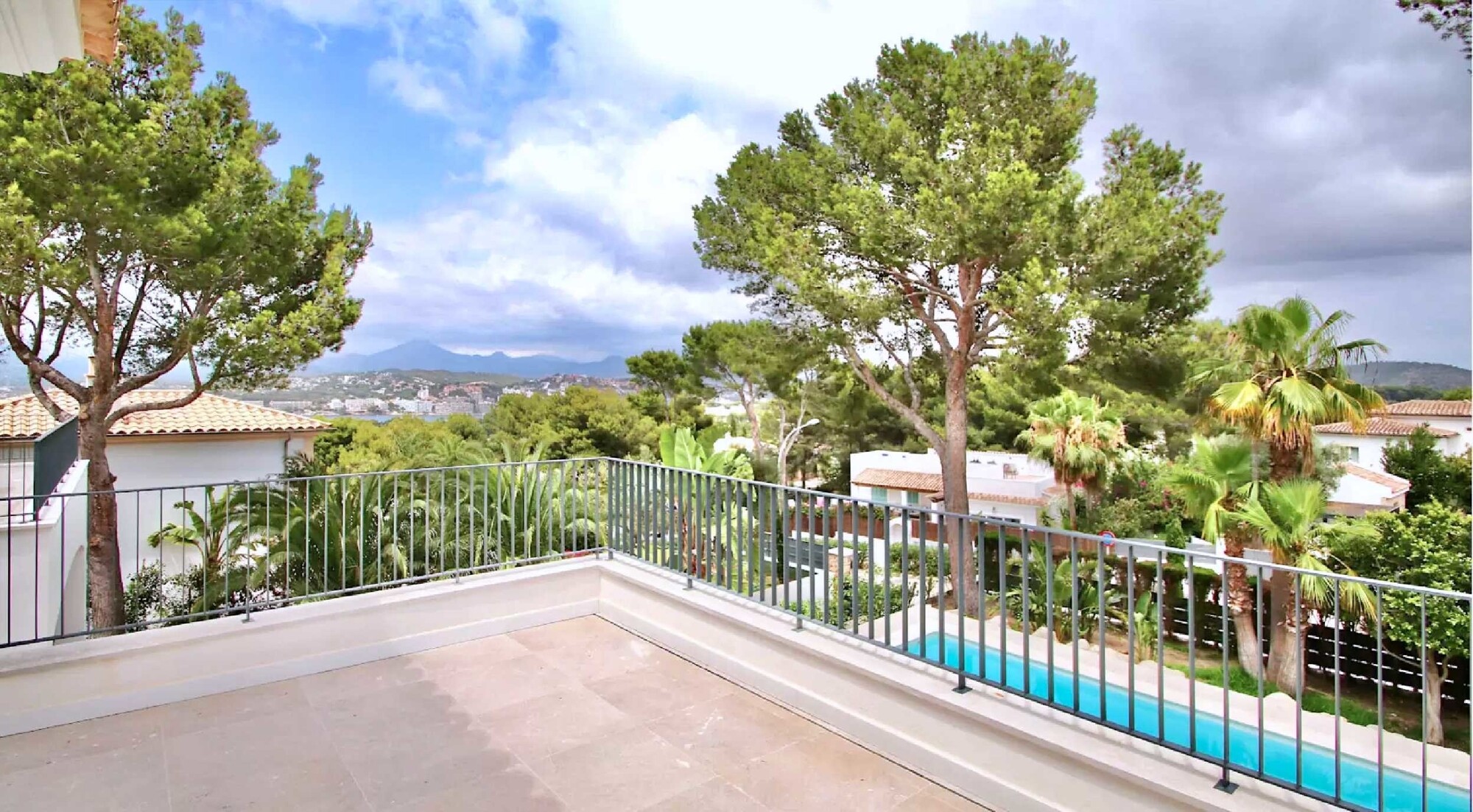 Kernsanierte Villa mit Meerblick von der Dachterrasse