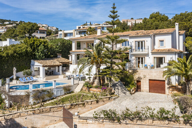 Spacious villa with 4 bedrooms and sea view