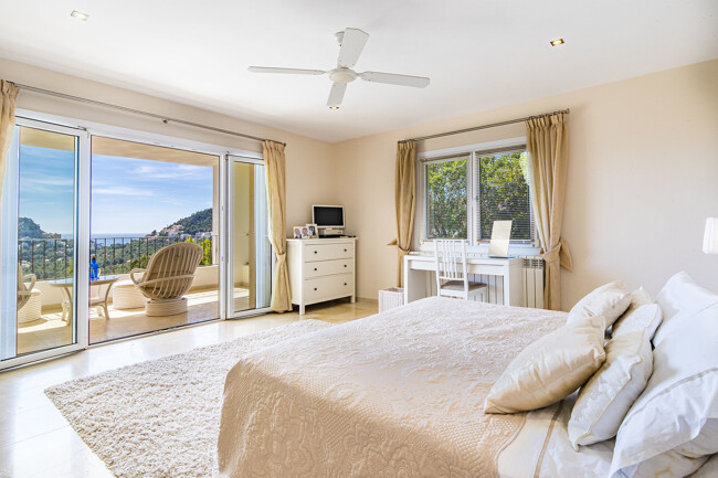 Spacious villa with 4 bedrooms and sea view