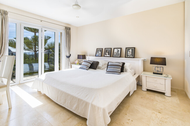 Spacious villa with 4 bedrooms and sea view